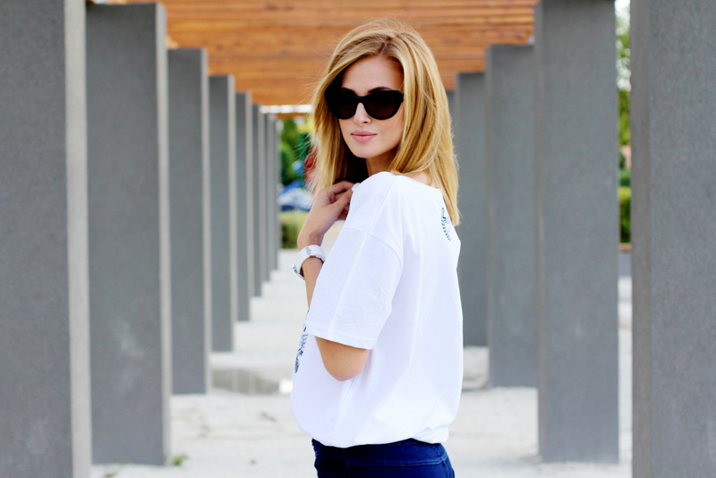 Jak urozmaicić prostą stylizację? / Jeansy + biały t-shirt