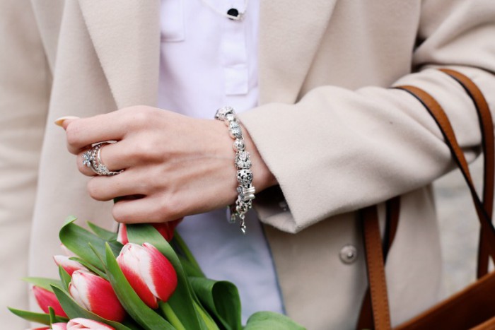 Klasyczna stylizacja / Shopper bag, pudrowe szpilki, wiosenna biżuteria i tulipany
